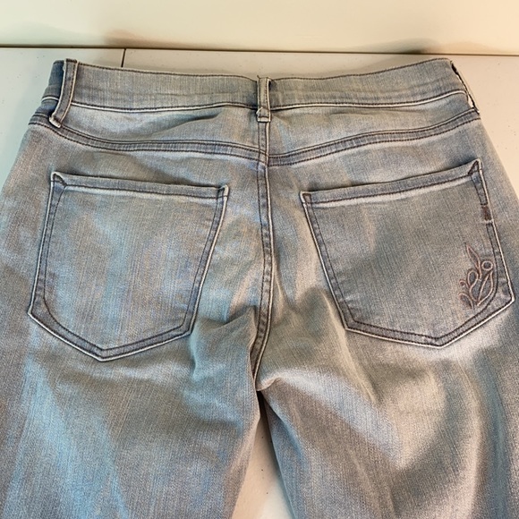 Express NWOT Mid Rise Embroidered Jean SHORT - Picture 10 of 10